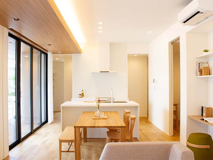 長い軒の出がつくり出す開放感。
リビングを中心に、各居室がゆるやかにつながる一体感。家族の幸せの原点があます。