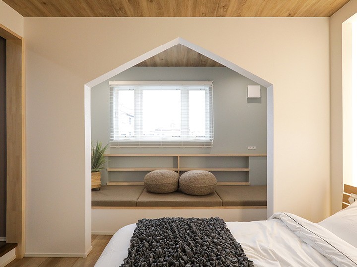 窓際のヌックスペースは、家族と一緒に過ごす時間や、読書、リラックスなど、心を落ち着ける場所として設計されています。広がりのあるデザインが、自