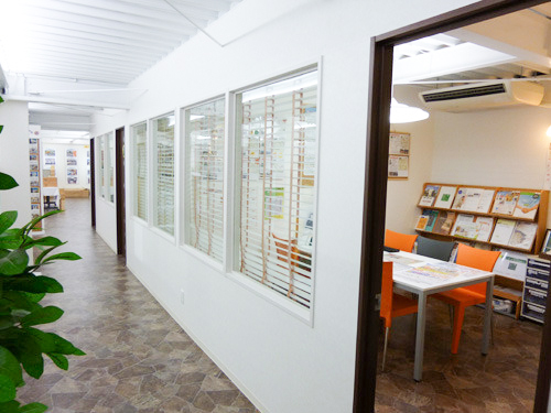 個室ブースがあるので、落ち着いてご相談していただけます。また、すべてのブースからキッズルームが見えるのでお子様の様子も見れ安心です。