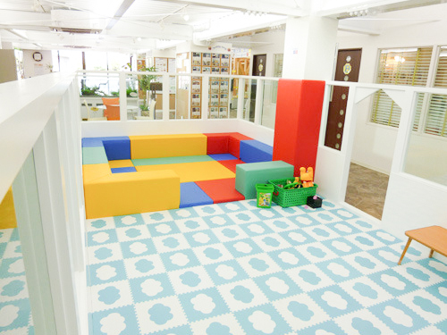 お子様が楽しく遊べるキッズルーム。
赤ちゃんの授乳やおもつ替えもできる授乳室も完備しています。ぜひ、ご家族揃ってお越しください。