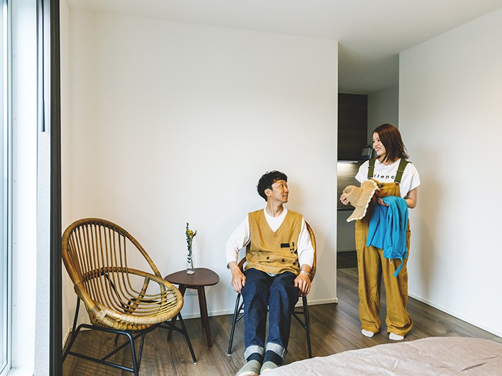 主寝室の一角には読書などを出来るスペースを確保。日当りがいいのでリラックスして過ごせるスペースとなっています。