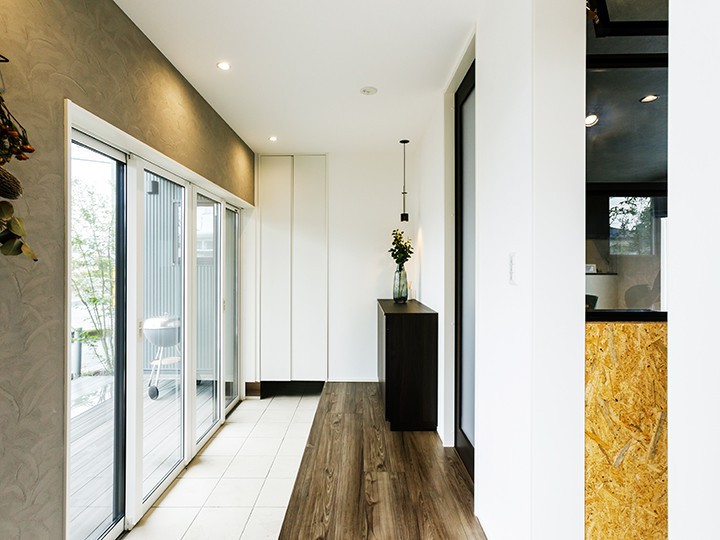 広い玄関からは、直接バルコニーやビルトインガレージへ移動することが出来ますので、靴を履いたまま移動しやすいようになっています。