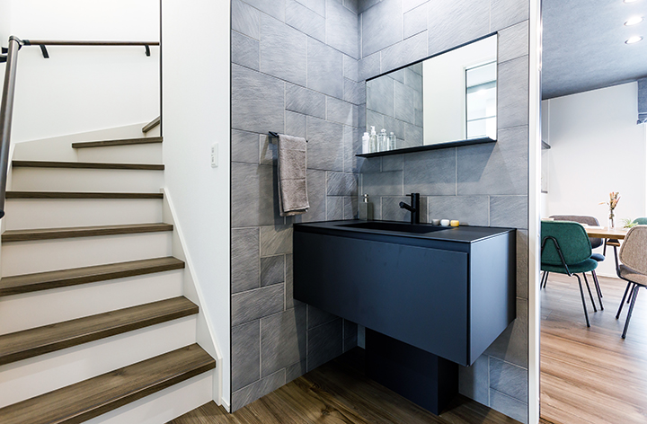 スタイリッシュでオシャレな洗面台。頻繁に使うからこそ、設置位置を工夫することで来客があったときや、ご家族が使いやすくなります。