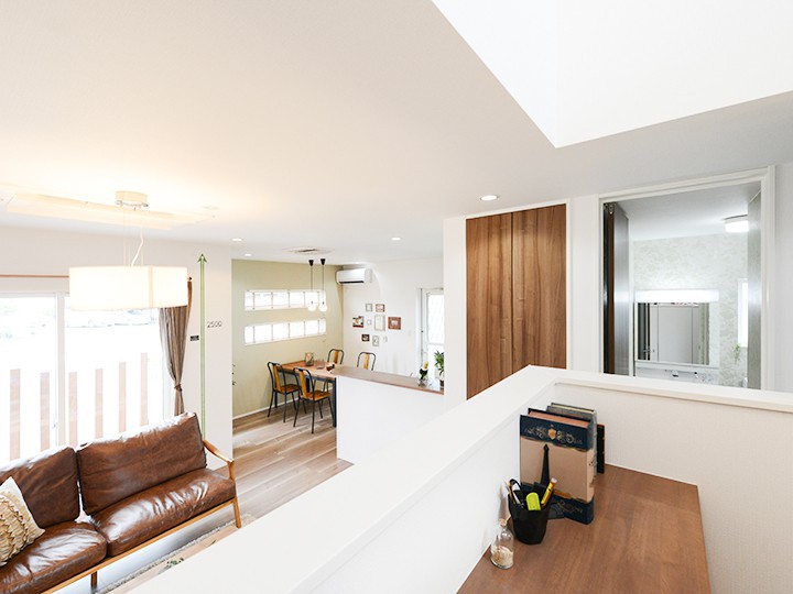 中二階にある書斎からはリビングにいる家族の様子を見ることが出来ます。ワークスペースや、書斎、お子様のスタディスペースとしても活用出来ます。