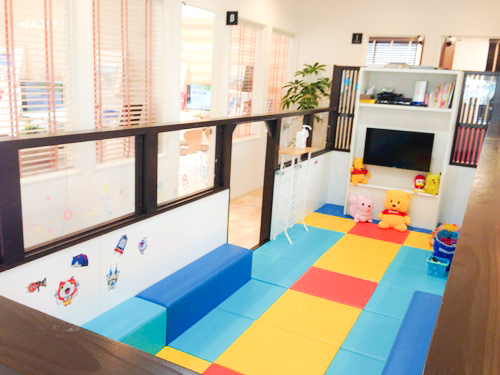 お子様が楽しく遊べるキッズルーム。
赤ちゃんの授乳やおもつ替えもできる授乳室も完備しています。ぜひ、ご家族揃ってお越しください。


