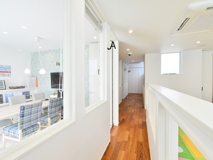 打ち合せは全て個室ブースで行うことが出来るのでプライバシーを守ってご相談いただけます。また、キッズルームが見えるブースもあるので安心です。