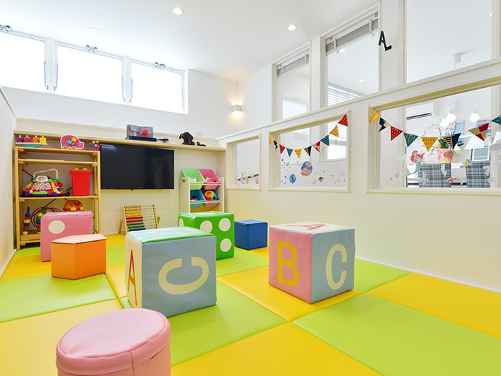 お子様が楽しく遊びいただけるキッズスペースも完備。おもちゃで遊んだりアニメのDVDを見たりして楽しく過ごしていただけます。