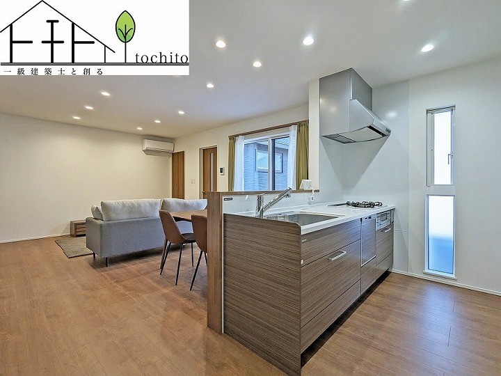 LDK全体を見渡せるキッチンでは、ご家族とのコミュニケーションも弾み、料理の配膳・片付けもサクッと行う事ができますね♪