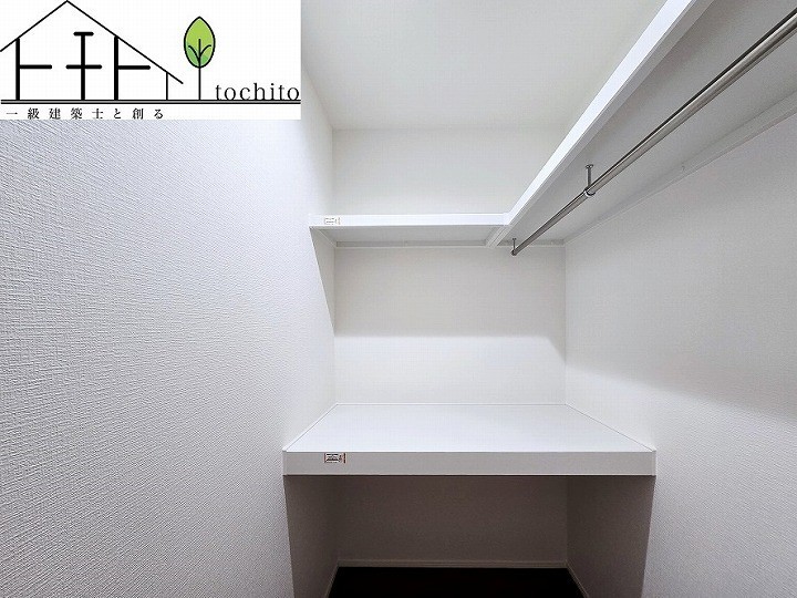 主寝室には大型のウォークインクローゼットを設置。
お洋服もポールがついているのでしわにならずに収納する事ができますね。