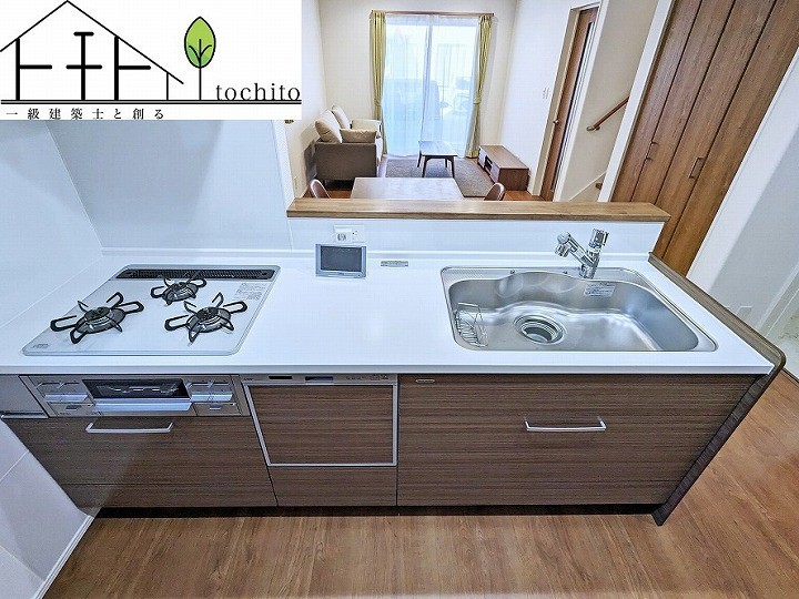 ■施工事例
作業スペースを多くとった対面キッチン。
夫婦そろってキッチンに立っても調理がしやすくゆとりある広さ。