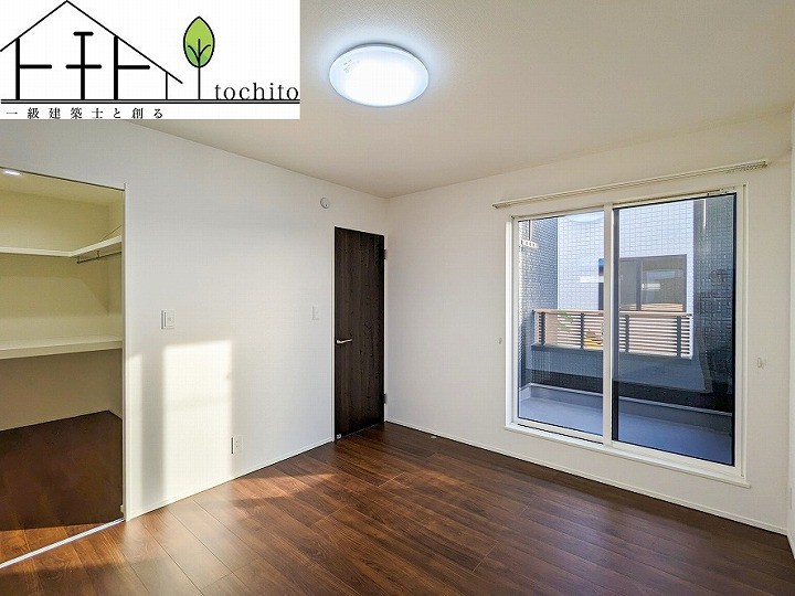 ■施工事例
大きな窓からは自然の心地よい日差しが差し込みます。
毎日気持ちの良い朝を迎える事ができますね。