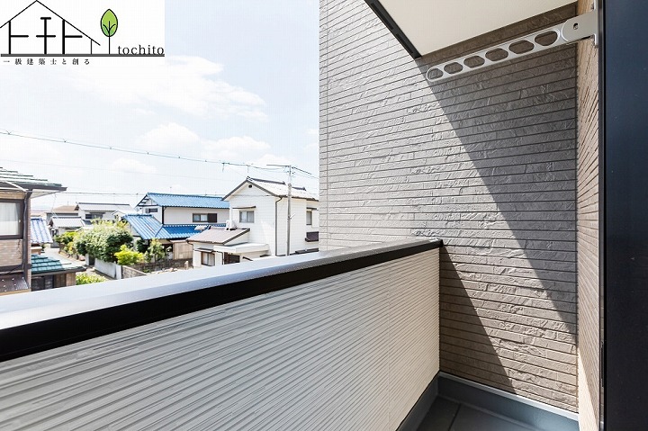 ■施工事例
南向きのバルコニーは日当たり良好☆
光と風を感じながら心地よい時間をお過ごし頂けます。