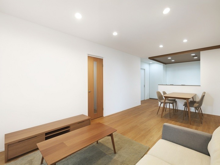 ナチュラルなフローリングが心地よさを生むリビング。
落ち着いた色合いの内装が、穏やかでリラックスできる時間を
提供します。