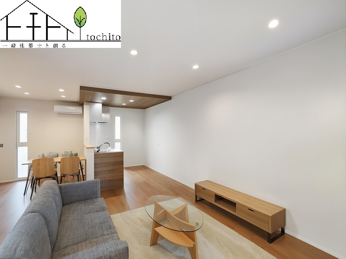 開放感と落ち着きを両立したLDK。
窓からの採光が心地よく、広がりのある空間が家族の団らんを彩ります。
ナチュラルなデザインが魅力。