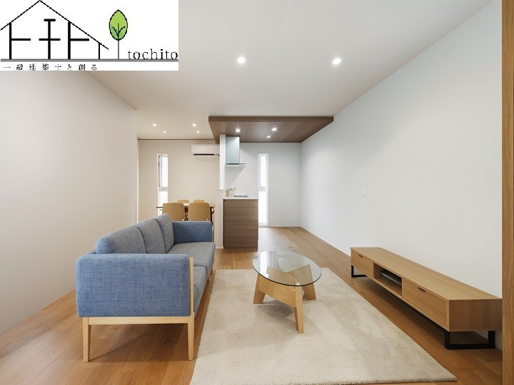 ご家族が自然と集まる温もりあるリビング空間。
広々とした間取りと明るい室内が魅力。
くつろぎと賑わいが共存する、快適な住まいを叶えます。