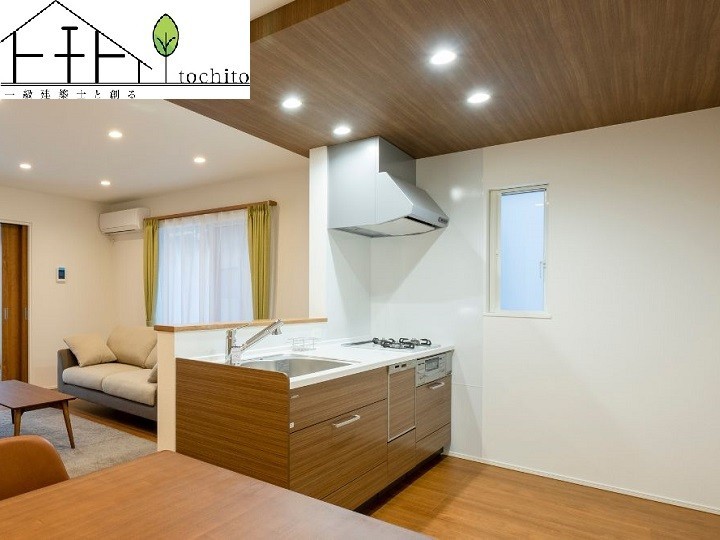 柔らかな雰囲気が魅力的な対面式キッチン。
リビングやダイニングにいるご家族とコミュニケーションを取りながら料理する事ができます。