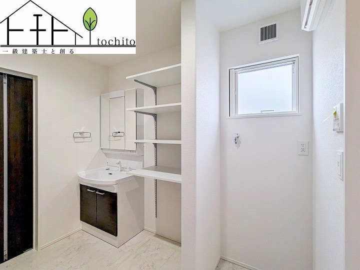 洗面台には三面鏡を採用。
毎日使う洗面台だからこそ必要な物だけをスッキリと配置しています。