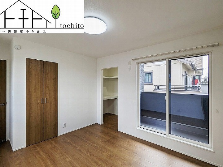 主寝室には大型のウォークインクローゼットを設置。
ポール付きなので、洋服もシワにならずに収納する事が出来ますね♪