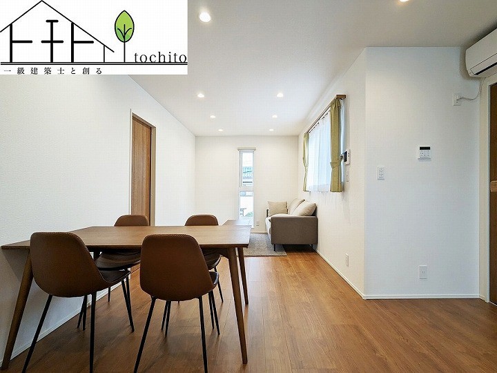 開放的な2階リビングでは、テレビ鑑賞や手芸に読書。
それぞれ好きな事をして楽しむリラックスタイムをお過ごし頂けます。