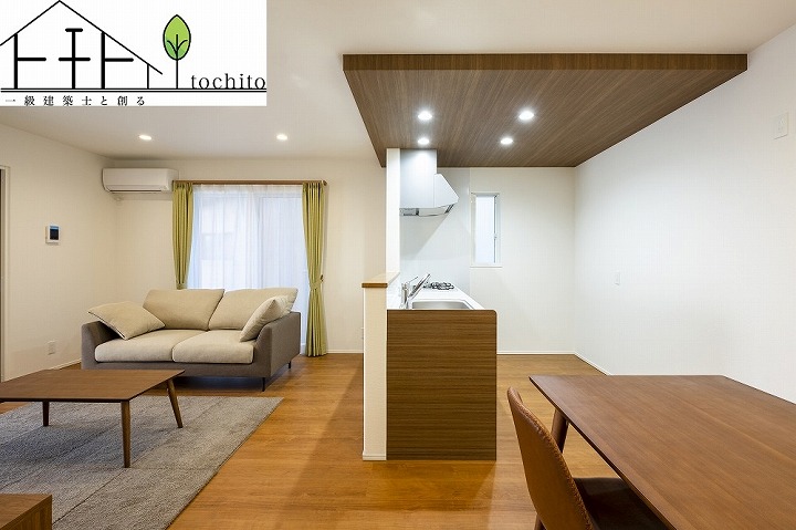 おしゃれな下がり天井が魅力的な対面式キッチンは、すっきり広々感じられる空間に。
キッチンを中心とした家族団らんの時間が生まれます。