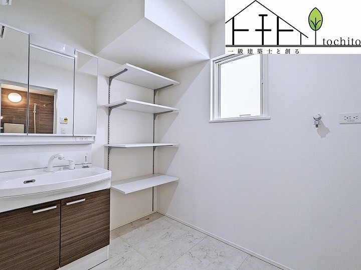 洗面台には三面鏡を採用。毎日使う洗面台だからこそ必要な物だけをスッキリと配置し、朝の支度や帰宅後の着替えもスムーズに行えるよう工夫しています