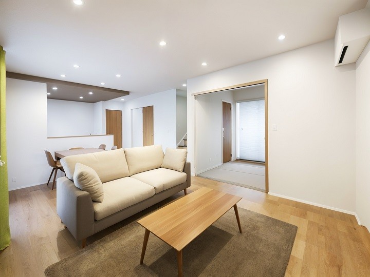 ご家族の集まるLDKは明るく広々した空間に。
1日の日の流れをゆっくりと感じながら毎日を過して頂けます。