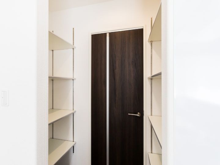 キッチン横に設置したパントリー。食材はもちろん、調理家電等もスッキリ収納が可能！
洗面室へつながっているので、家事ラク動線も実現！