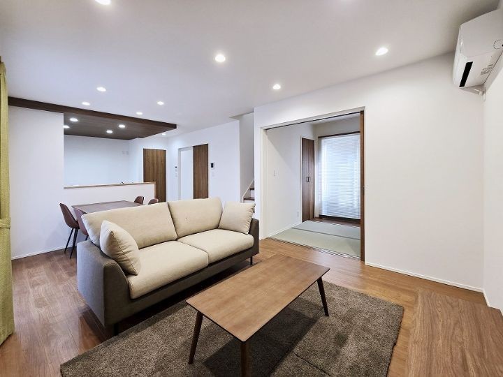 テレビ鑑賞や手芸に読書。それぞれ好きなことを楽しむリラックスタイム。ご家族が同じ空間で過ごす心地よさを感じる幸せな時間をお過ごし頂きます。