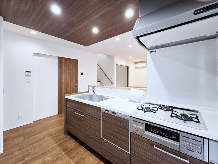 キッチンで料理をしていても、リビングにいるお子様の様子が見えるので安心ですね。