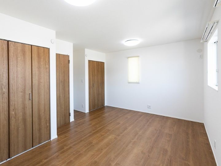 お子様の成長やライフスタイルの変化に合わせて、空間をさりげなく分ける事ができるよう、2階洋室は間仕切り可能となっております。