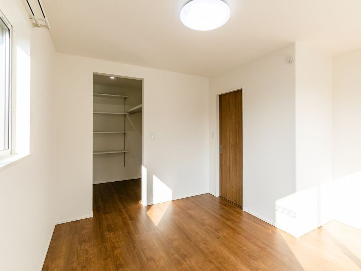 主寝室には大型のウォークインクローゼットを設置。
お布団や旅行バッグ等の大きな荷物もスッキリ収納する事が出来ます♪