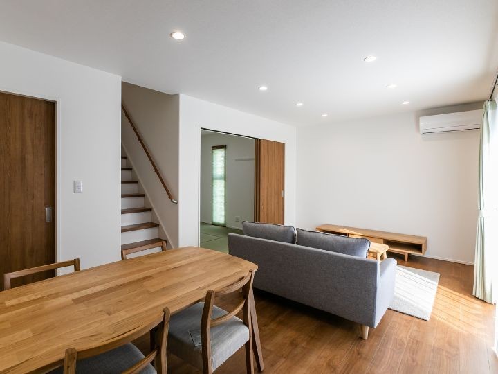 大きな窓からは自然の光をたっぷりと取り込み、全体的に明るい空間に。