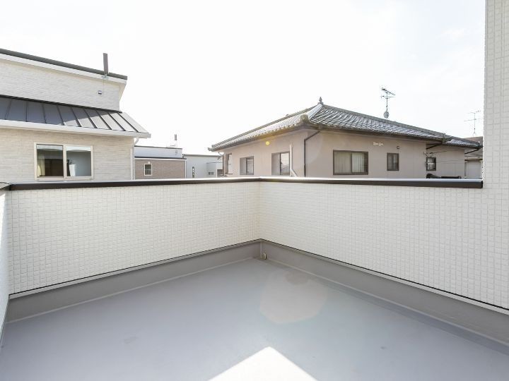 開放感溢れるバルコニーでは、光と風を感じながらリラックスした空間に。