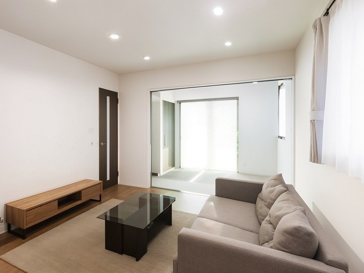 大きな窓からは、たっぷりの陽光が差し込み、
気持ちの良い朝を迎える事ができますね。