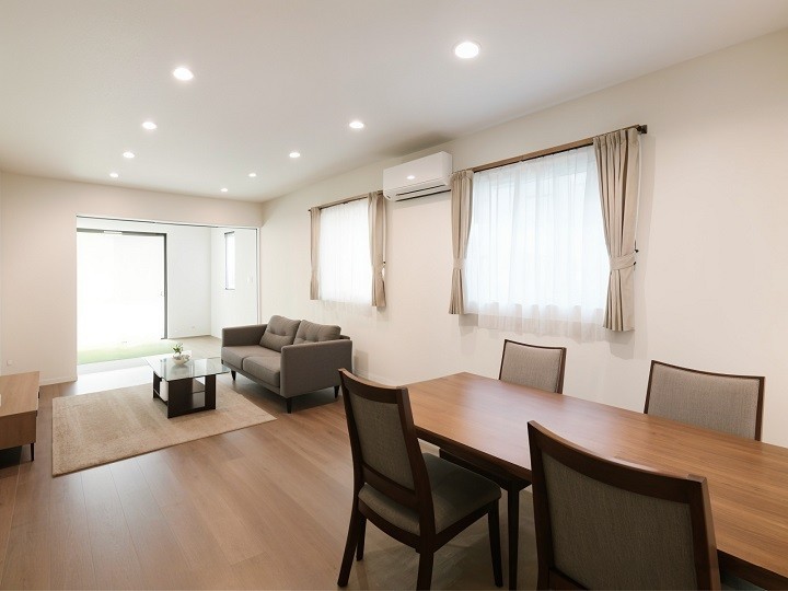 ダイニングでは、ご家族が集まり会話を楽しんで頂けるよう、
優しい照明と木の温もりを感じる空間に仕上げました。