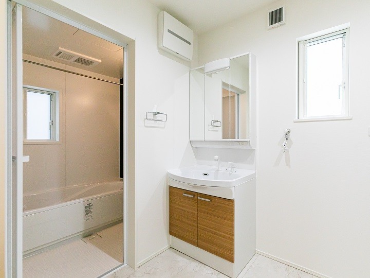 収納力を備えた三面鏡洗面化粧台を採用。
爽やかに気持ちよく1日が始められるように、美しい洗面化粧台をご用意しました。