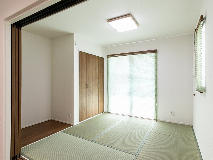 リビングに隣接した和室。
伝統的な和の美しさと現代的な機能性を兼ね備えているので、
リラックスしたひと時をお楽しみ頂けます。