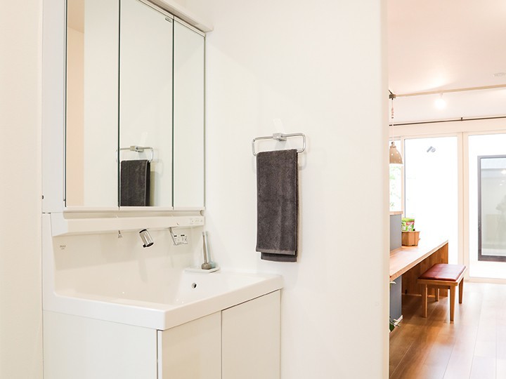 廊下に洗面台を設置。帰ってすぐの手洗いや、来客があっても気軽に案内することも出来ます。