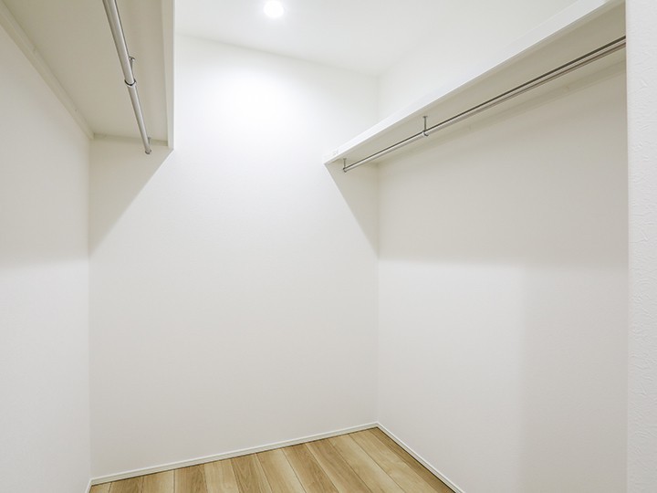 2F廊下にﾌｧﾐﾘｰｸﾛｾﾞｯﾄを設け、収納をまとめることで季節物・大物家具などすっきり収納することが出来ます。