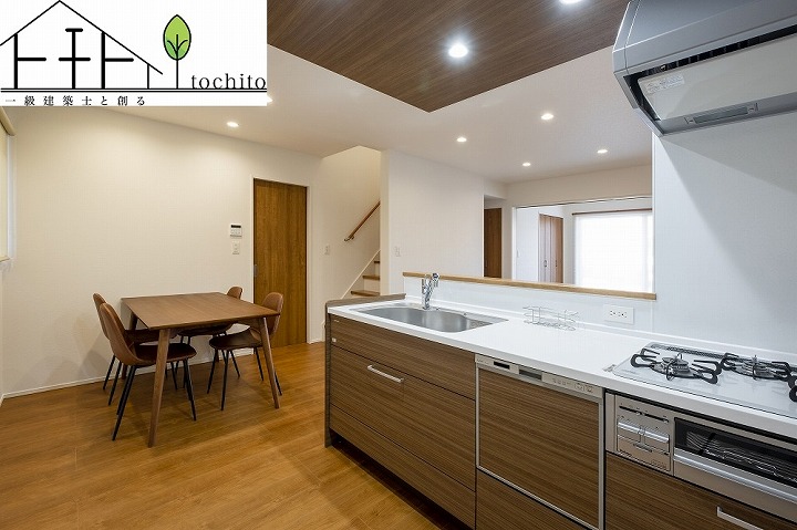 開放感溢れるキッチン空間。
下がり天井がユニークなアクセントに。