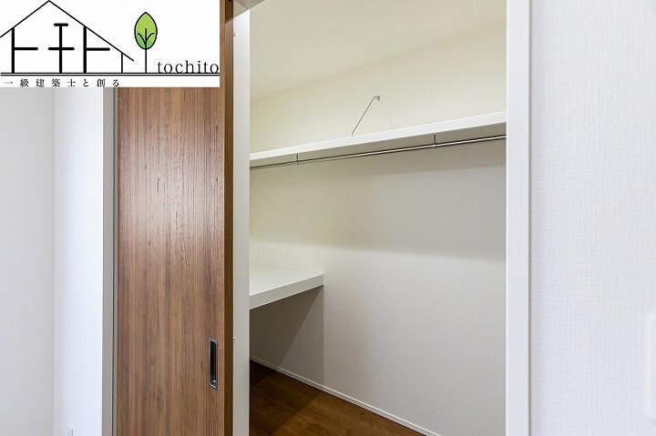 主寝室には大きなウォークインクローゼットを設置。
季節の衣類などかさばりやすいものをスッキリ収納する事が出来ます。