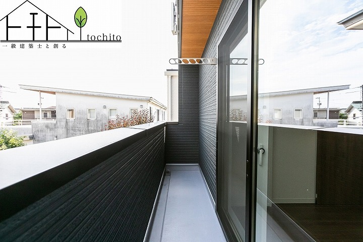 バルコニーでは、光と風を感じながらリラックスした気持ちに。