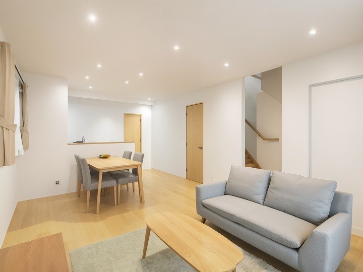 温かみのあるリビングは、ご家族の時間を優しく包み込みます。