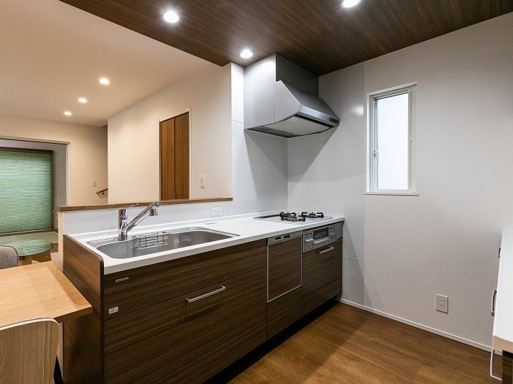 柔らかな雰囲気が魅力的な対面式キッチンはすっきり広々感じられる空間に。
おしゃれな下がり天井も魅力の一つです。