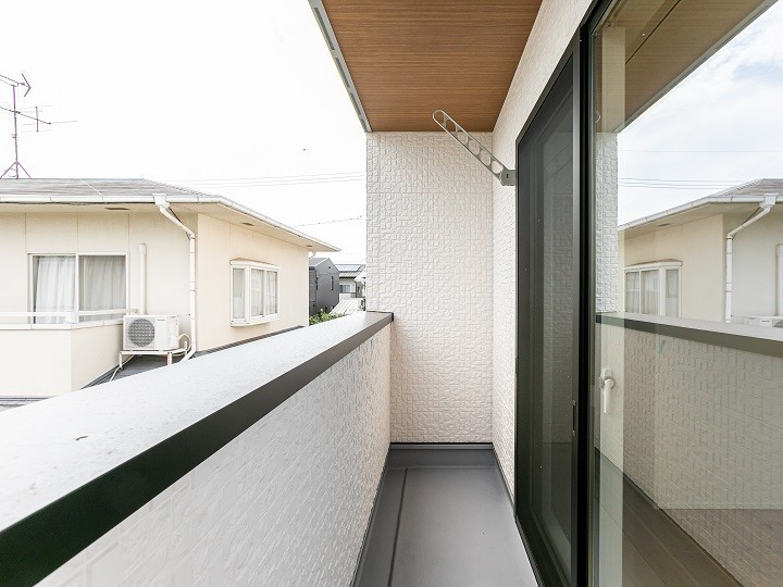 バルコニーは南向きに設置。
光と風を感じながら、気持ちの良い朝を迎える事ができますね。