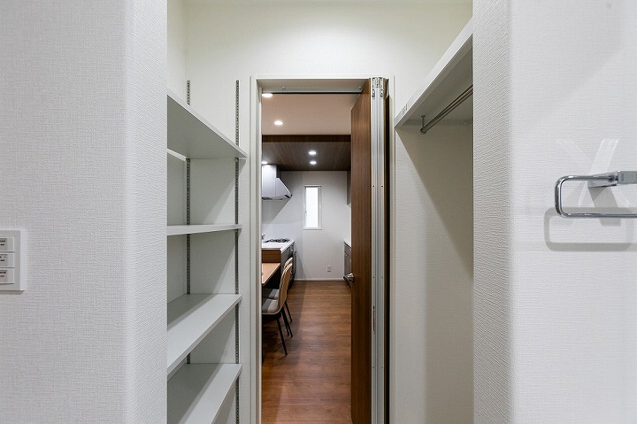 キッチン横にはパントリーを設置。
食材はもちろん、普段使わない調理家電等もスッキリ収納する事ができますね。