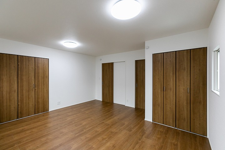 2階洋室は間仕切り可能。
お子様の成長やライフスタイルの変化に合わせて空間を自由にレイアウトする事が出来ます。