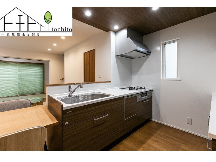 開放感溢れるキッチン空間。
下がり天井がユニークなアクセントに。