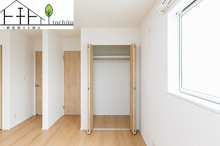 全室収納あり。
それぞれの部屋にスペースがあるのでプライベートな荷物でも身近に置くことが出来ます。