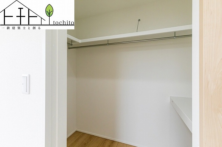 主寝室に設置した大型のウォークインクローゼット。
ハンガーパイプ付きなので、洋服もしわにならずに
収納する事ができますね！